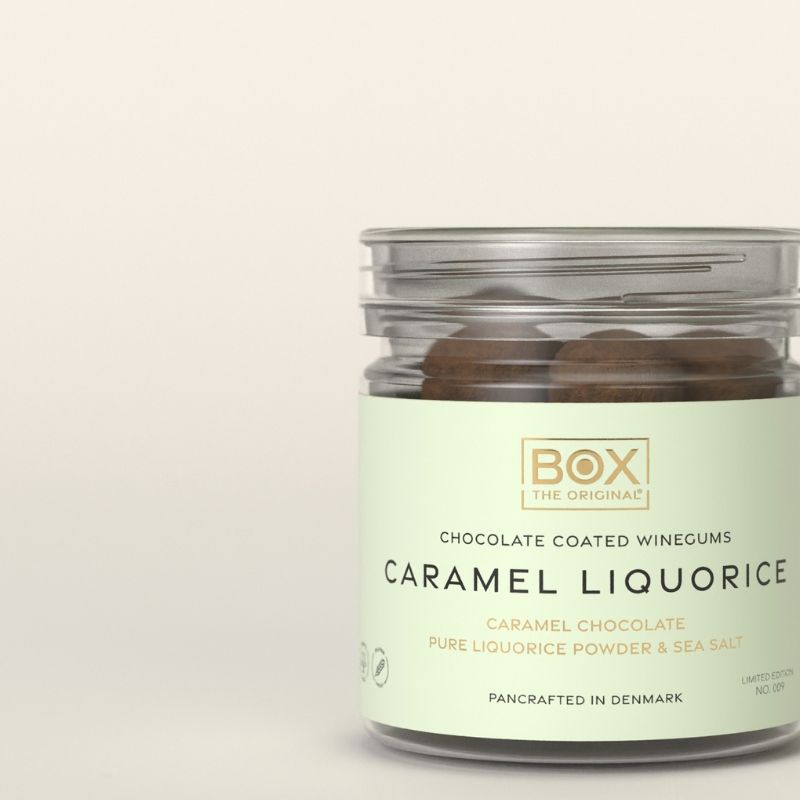Box The Original Caramel Liquorice i tube med 110 g vingummi og lakrids