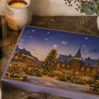 Hjemstavn julekalender fra Kun Det Bedste med motiv af Silkeborgs juletorv og 24 låger med blandet luksusslik